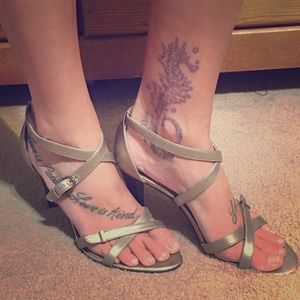 Worthington gold tone ladies shoes